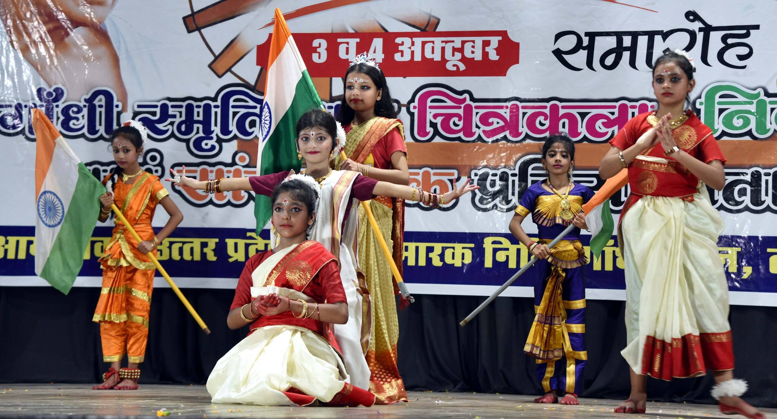 गांधी भवन में नृत्य प्रस्तुतियां देते बच्चे। गांधी भवन में नृत्य प्रस्तुतियां देते बच्चे।