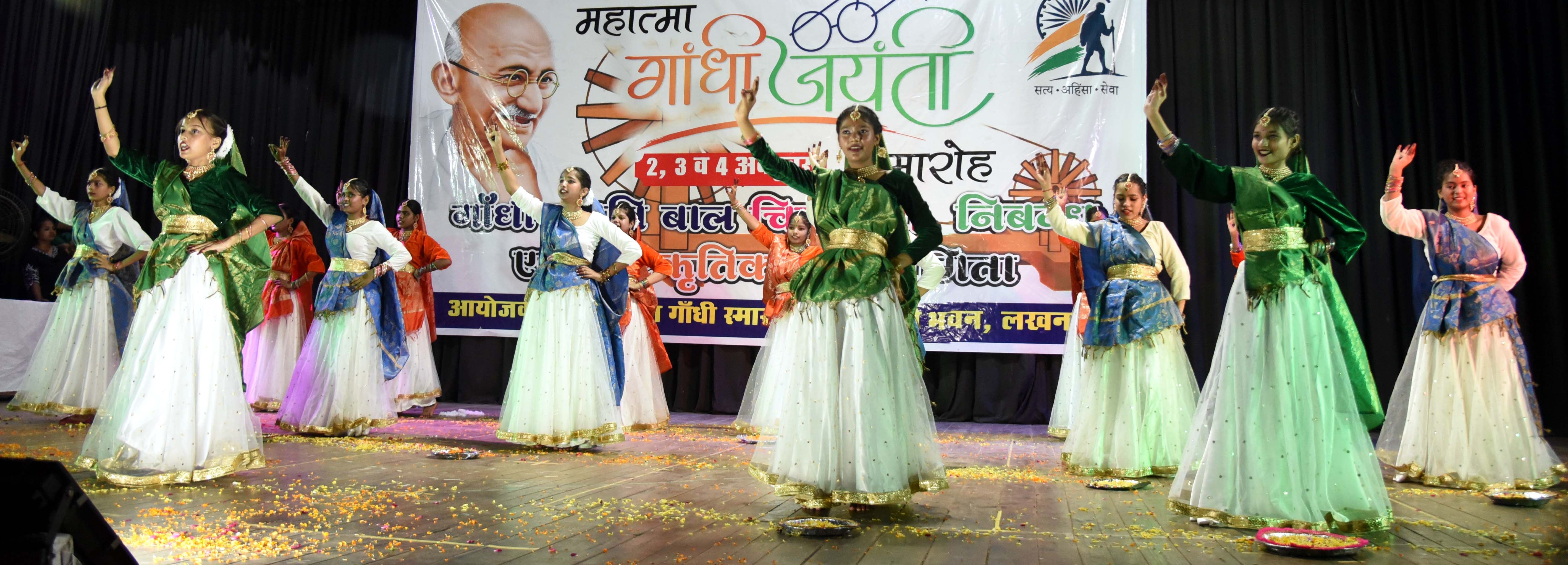 गांधी भवन में नृत्य प्रस्तुतियां देते बच्चे। गांधी भवन में नृत्य प्रस्तुतियां देते बच्चे।