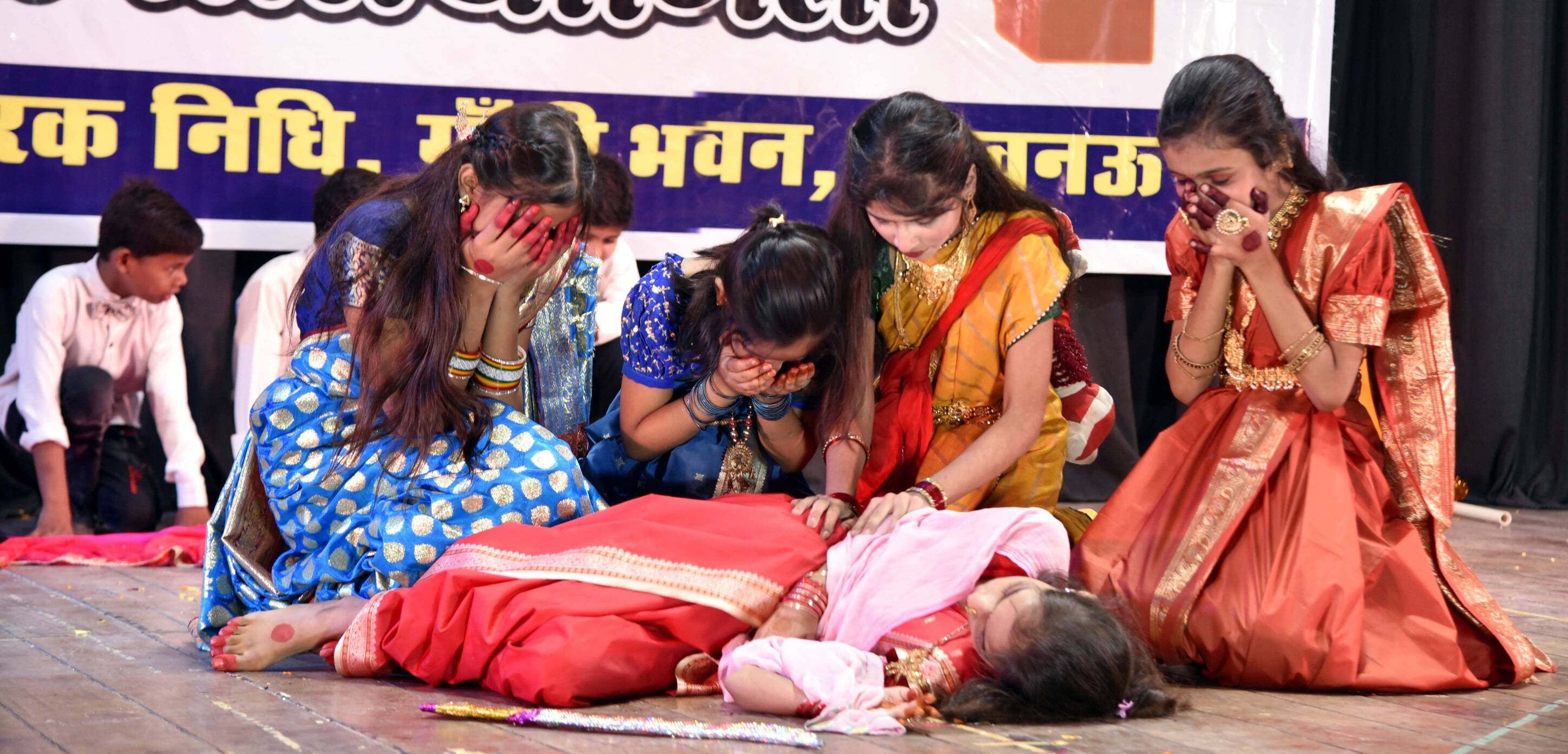 गांधी भवन में नृत्य प्रस्तुतियां देते बच्चे। गांधी भवन में नृत्य प्रस्तुतियां देते बच्चे।