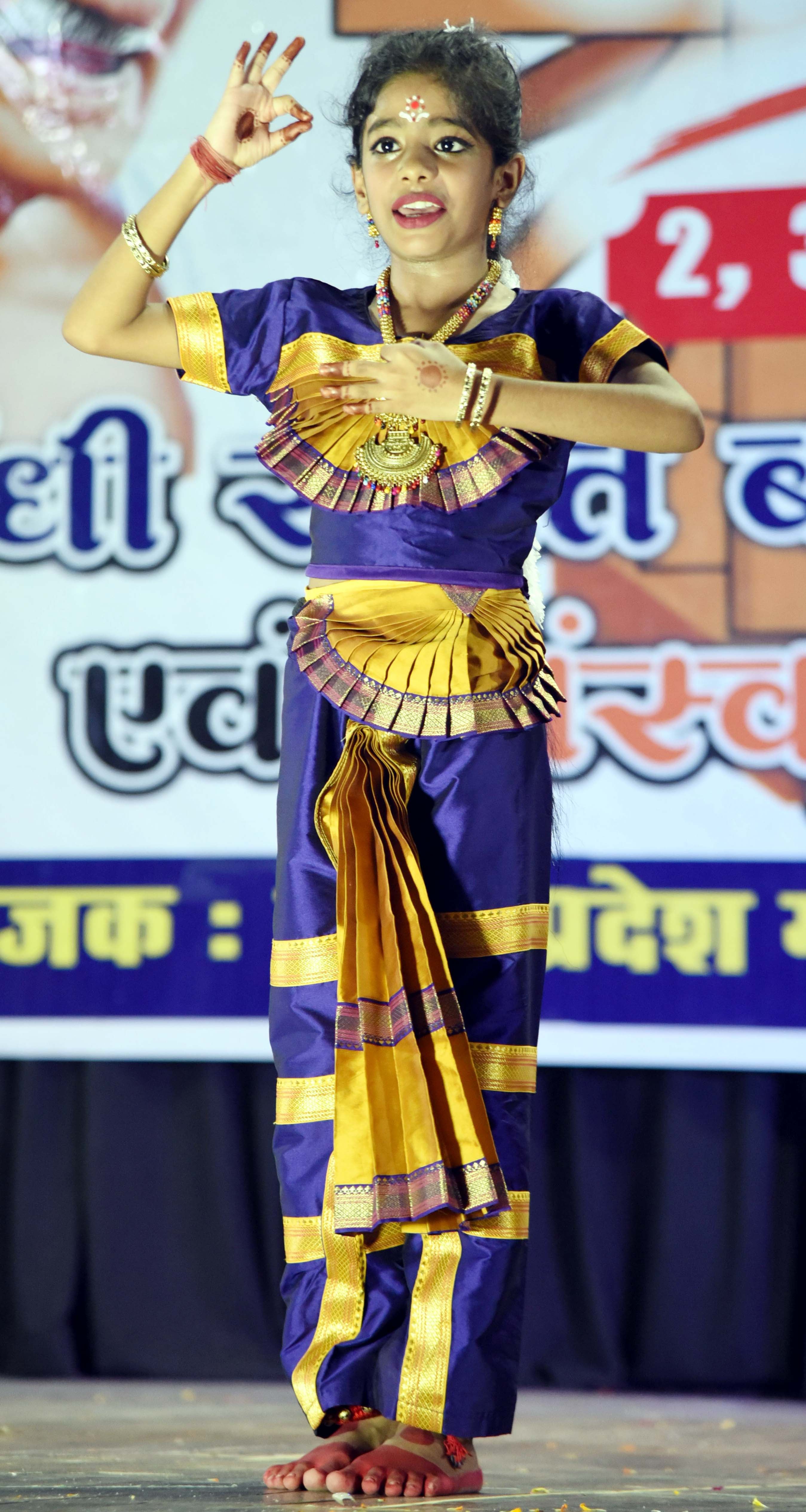 गांधी भवन में नृत्य प्रस्तुतियां देते बच्चे। गांधी भवन में नृत्य प्रस्तुतियां देते बच्चे।