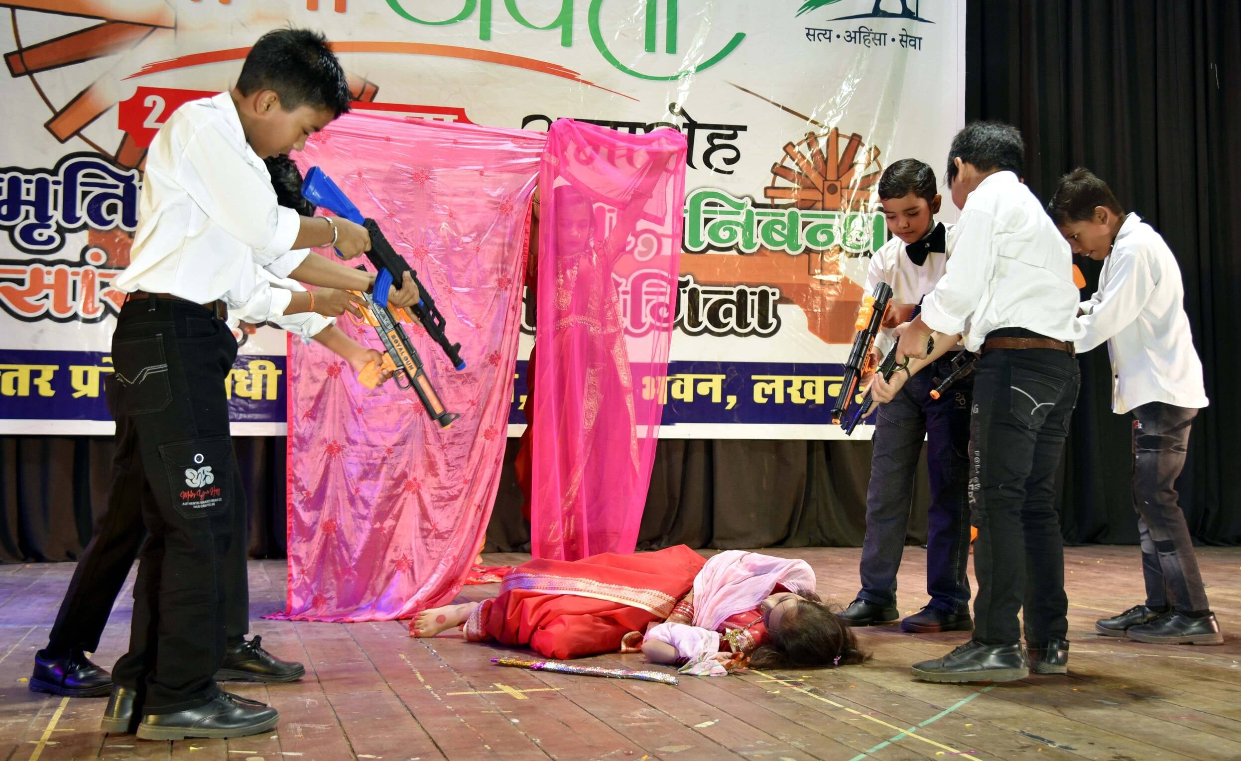 गांधी भवन में नृत्य प्रस्तुतियां देते बच्चे। गांधी भवन में नृत्य प्रस्तुतियां देते बच्चे।