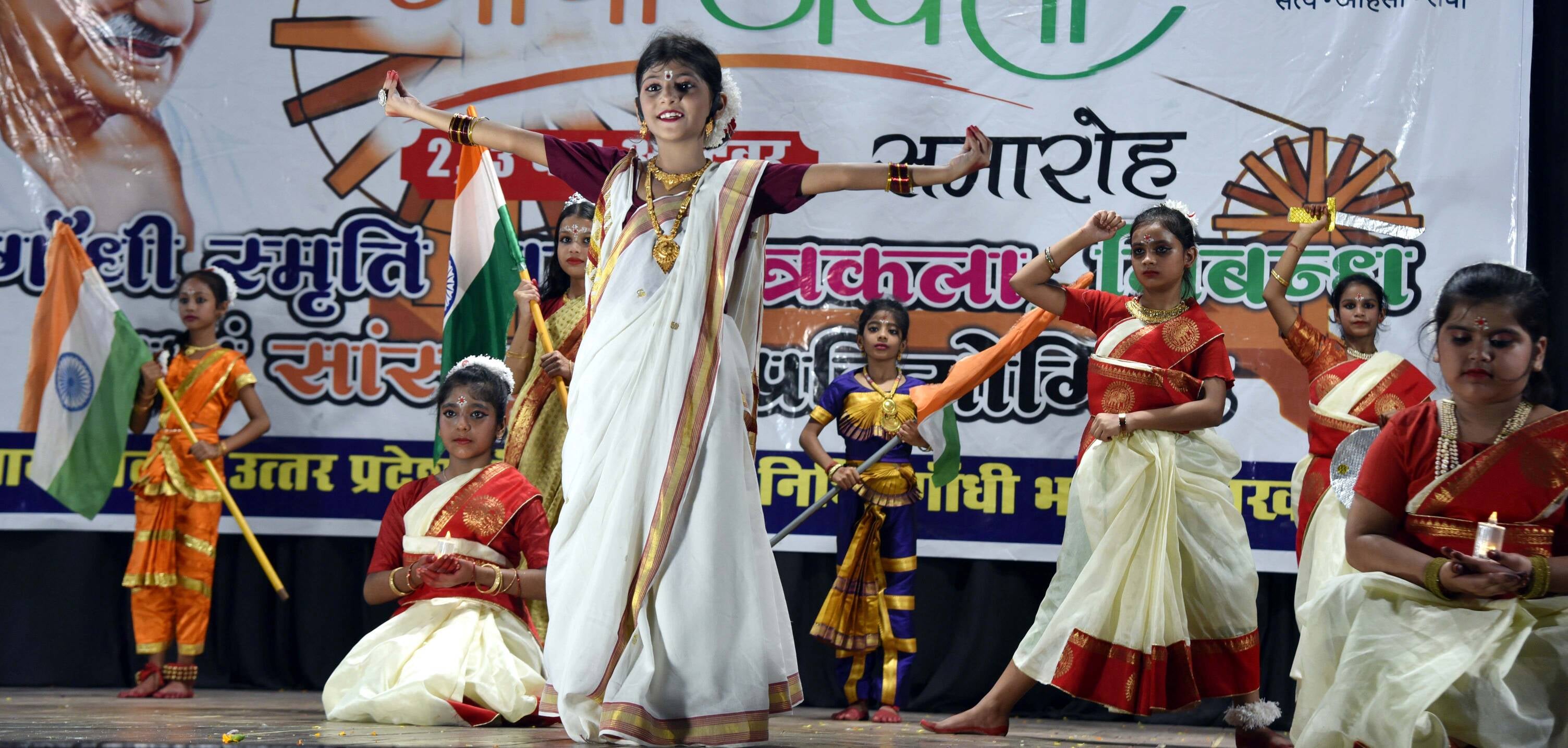 गांधी भवन में नृत्य प्रस्तुतियां देते बच्चे। गांधी भवन में नृत्य प्रस्तुतियां देते बच्चे।