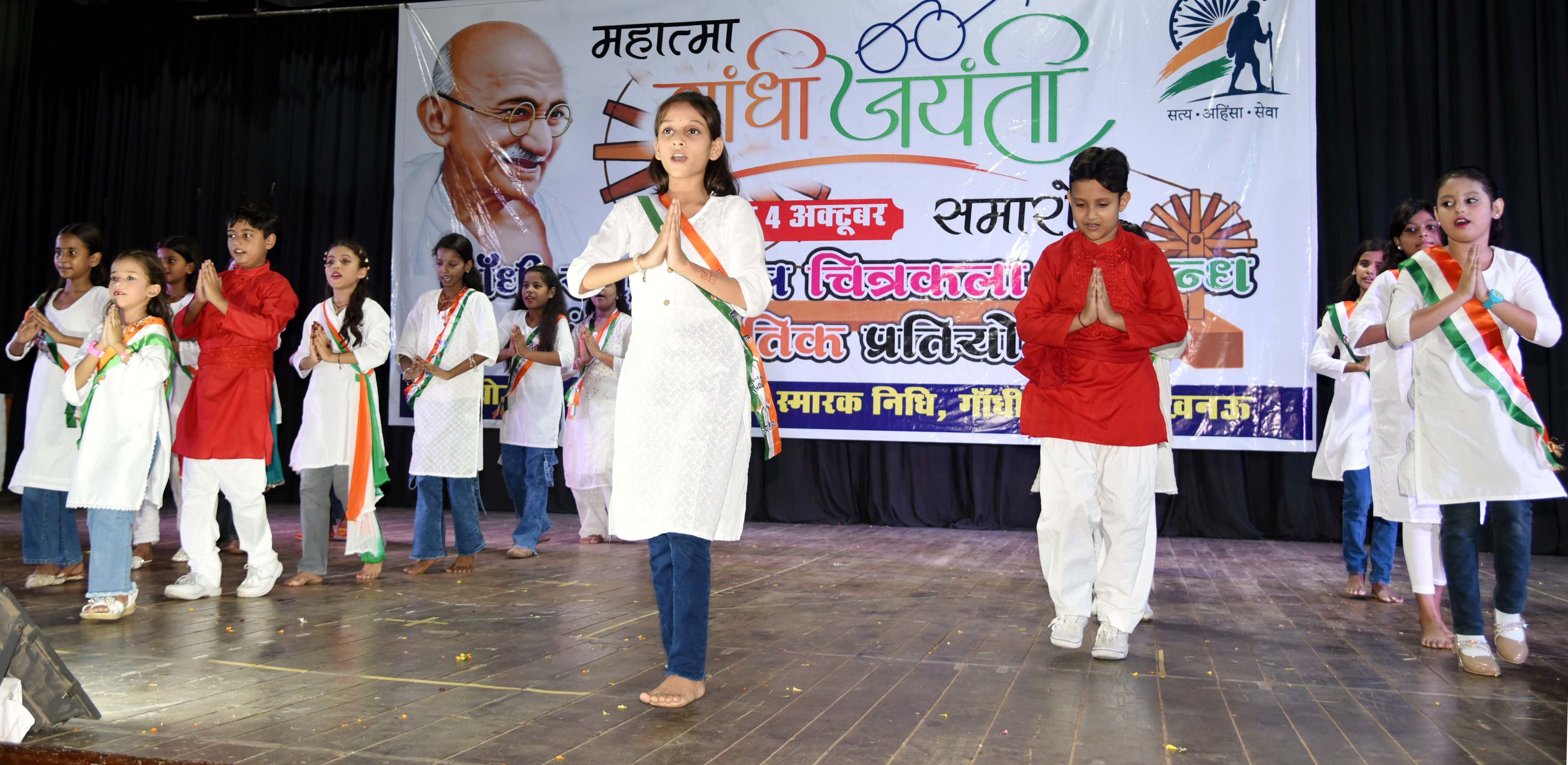 गांधी भवन में नृत्य प्रस्तुतियां देते बच्चे। गांधी भवन में नृत्य प्रस्तुतियां देते बच्चे।