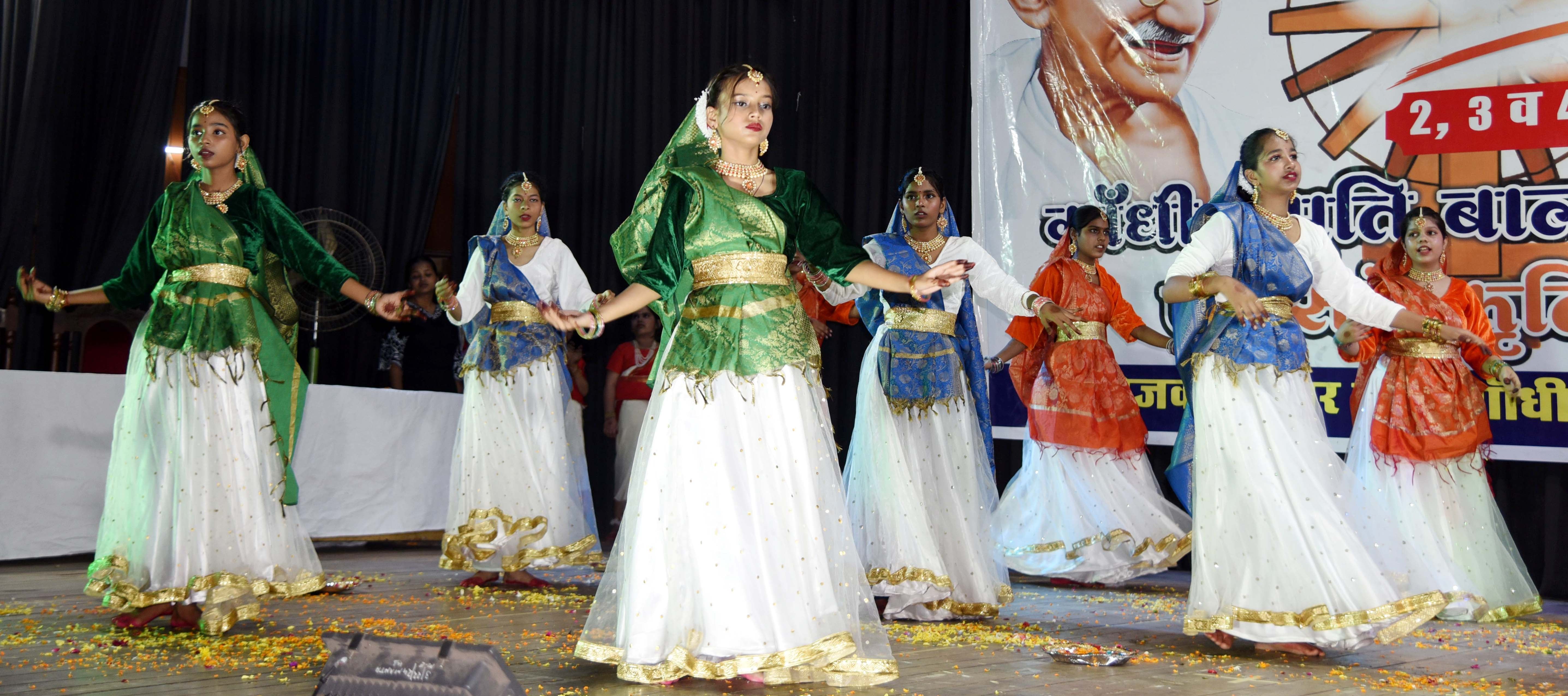गांधी भवन में नृत्य प्रस्तुतियां देते बच्चे। गांधी भवन में नृत्य प्रस्तुतियां देते बच्चे।