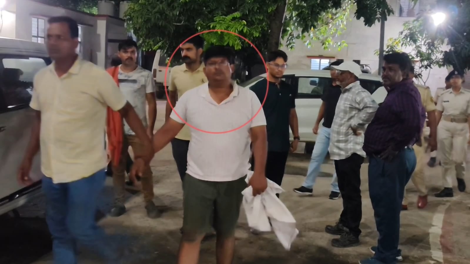 घूस लेने के बाद गिरफ्तार कर ले जाती सीबीआई की टीम घूस लेने के बाद गिरफ्तार कर ले जाती सीबीआई की टीम