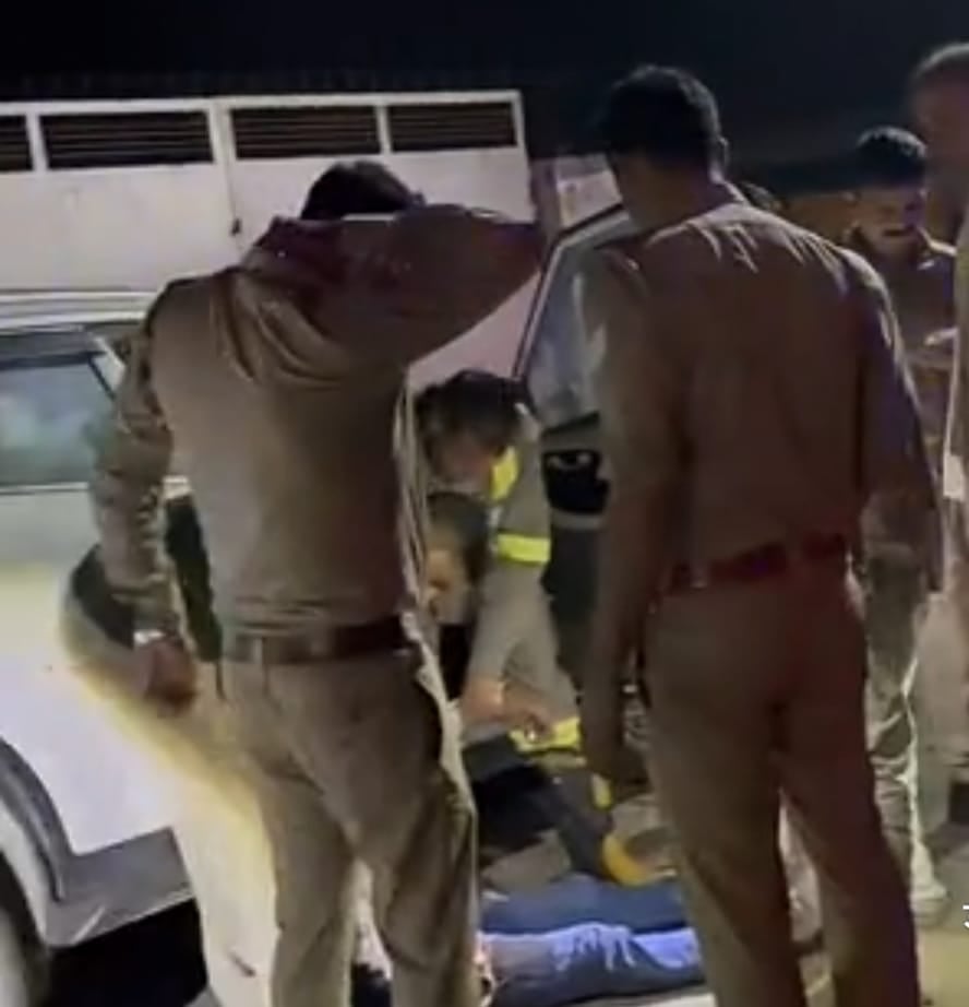 हादसे में क्षतिग्रस्त हुई कार- वीडियोग्रेब हादसे में क्षतिग्रस्त हुई कार- वीडियोग्रेब