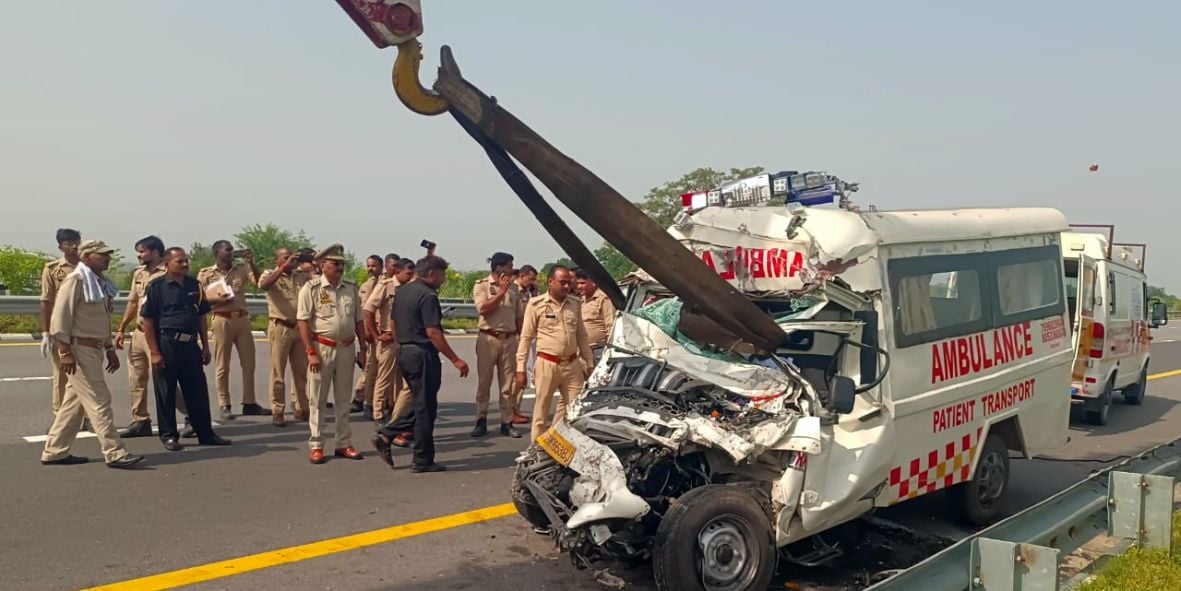जिलाधिकारी से लिपट कर रोते परिजन। 