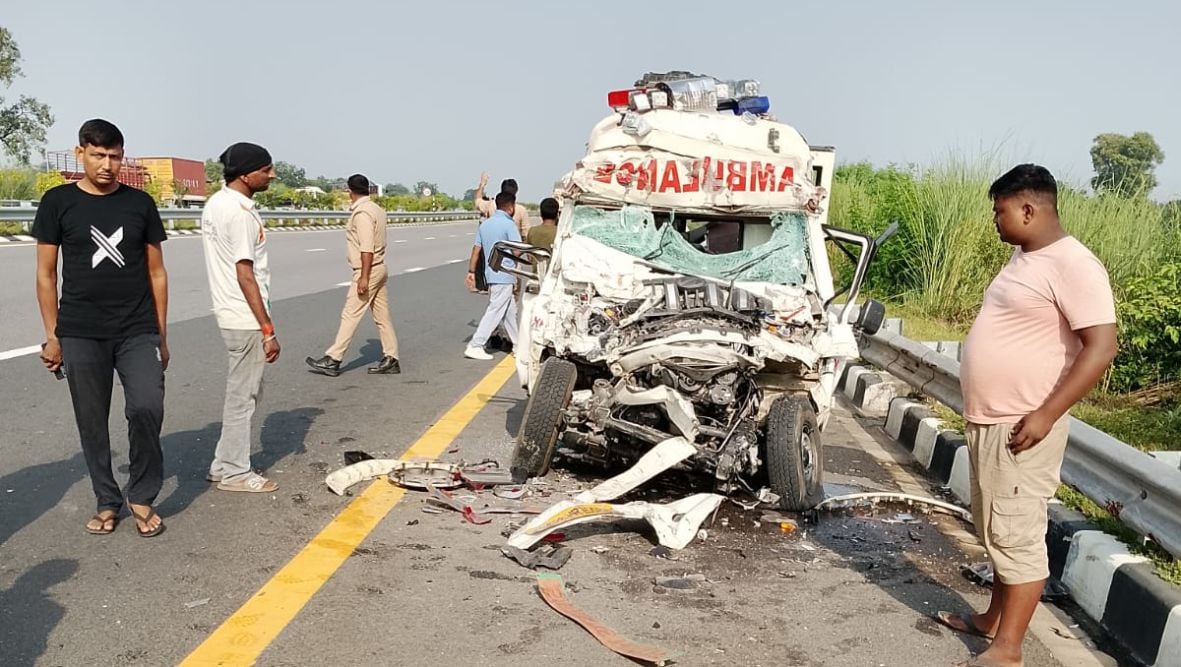 जिलाधिकारी से लिपट कर रोते परिजन। 