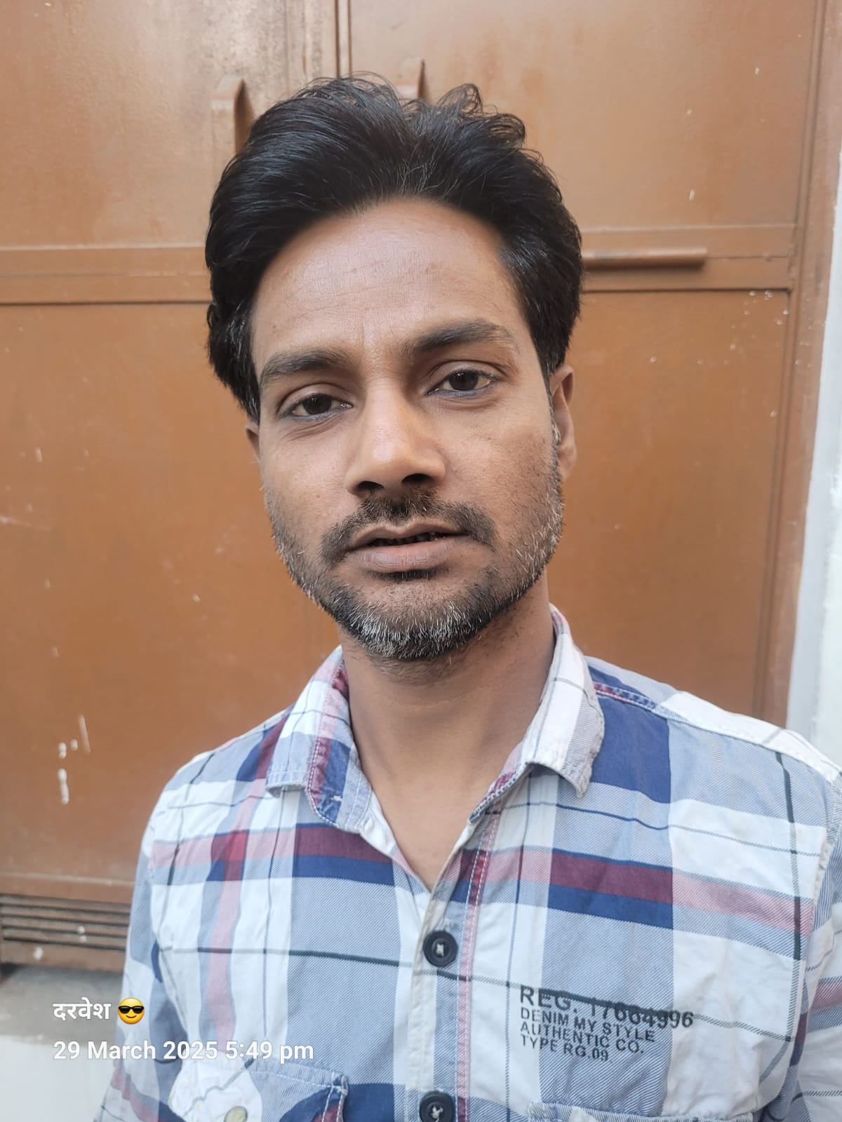 जलेसर में घंटे की सफाई करता कारीगर। संवाद