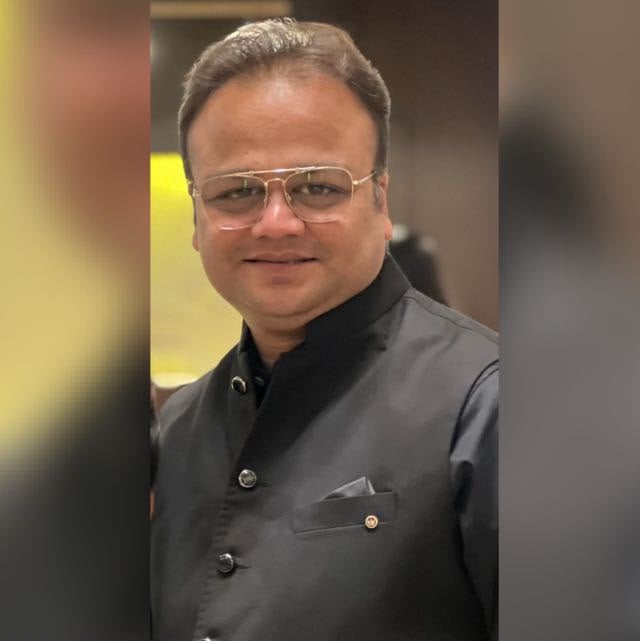 जलेसर में घंटे की सफाई करता कारीगर। संवाद
