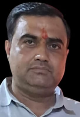 जलेसर में घंटे की सफाई करता कारीगर। संवाद