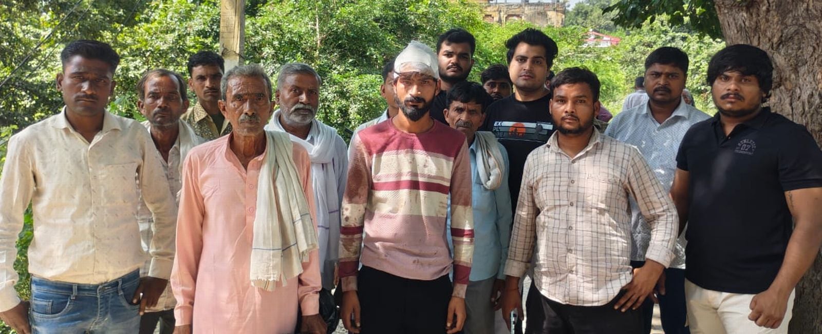 जाम लगाए परिवार की महिलाओं से बात करती पुलिस। संवाद