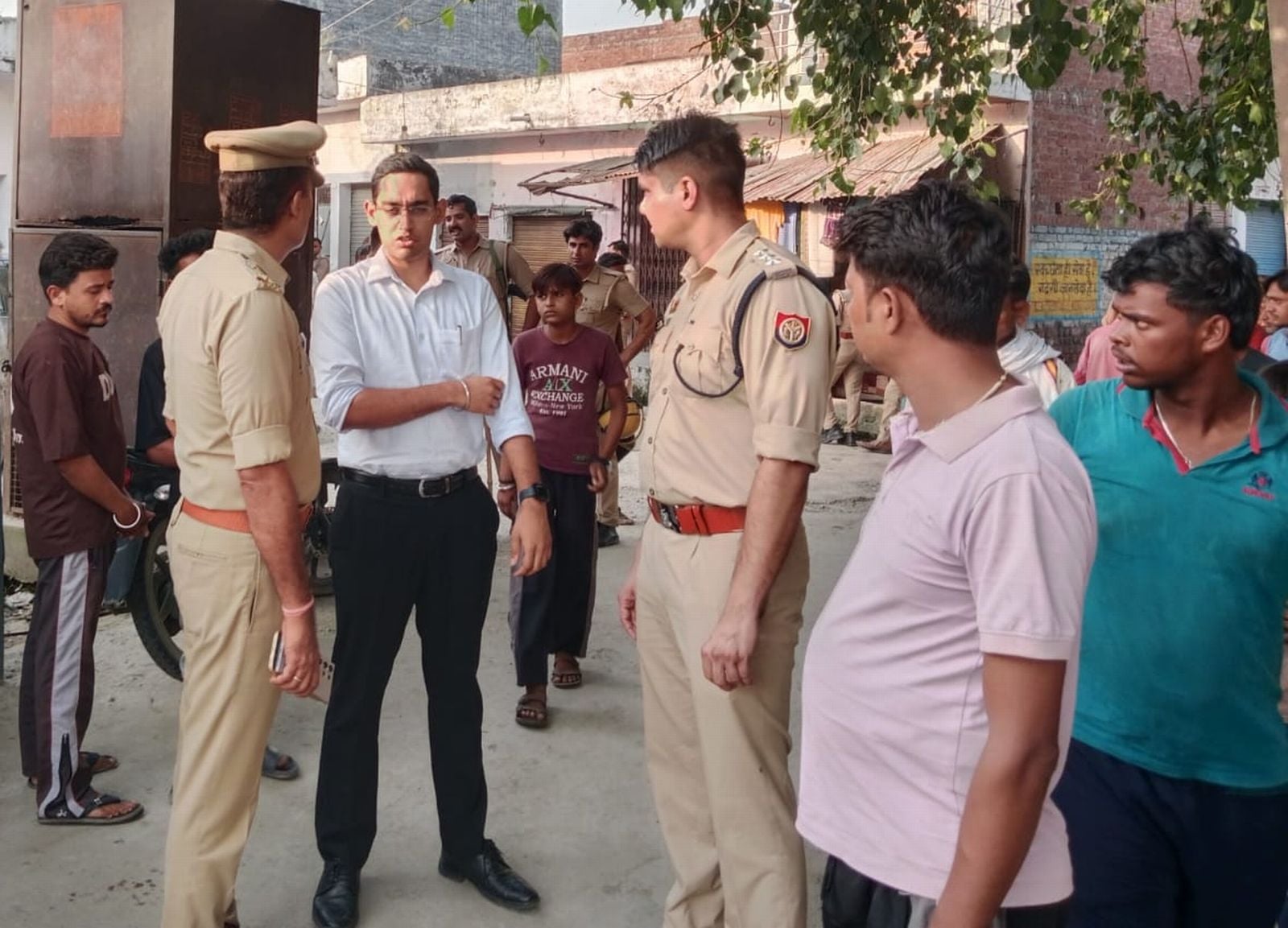 जाम लगाए परिवार की महिलाओं से बात करती पुलिस। संवाद