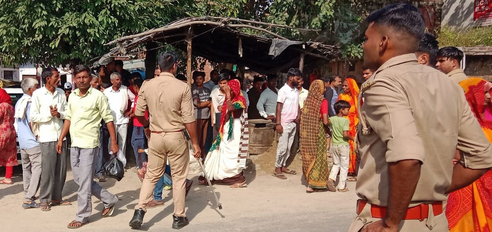 जाम लगाए परिवार की महिलाओं से बात करती पुलिस। संवाद