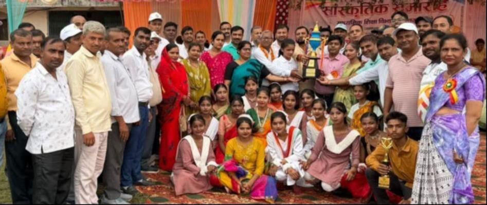 जवाहर लाल नेहरू स्टेडियम में गोला फेंकती खिलाड़ी व विजेता टीम को ट्राॅफी देते अतिथि। - संवाद जवाहर लाल नेहरू स्टेडियम में गोला फेंकती खिलाड़ी व विजेता टीम को ट्राॅफी देते अतिथि। - संवाद