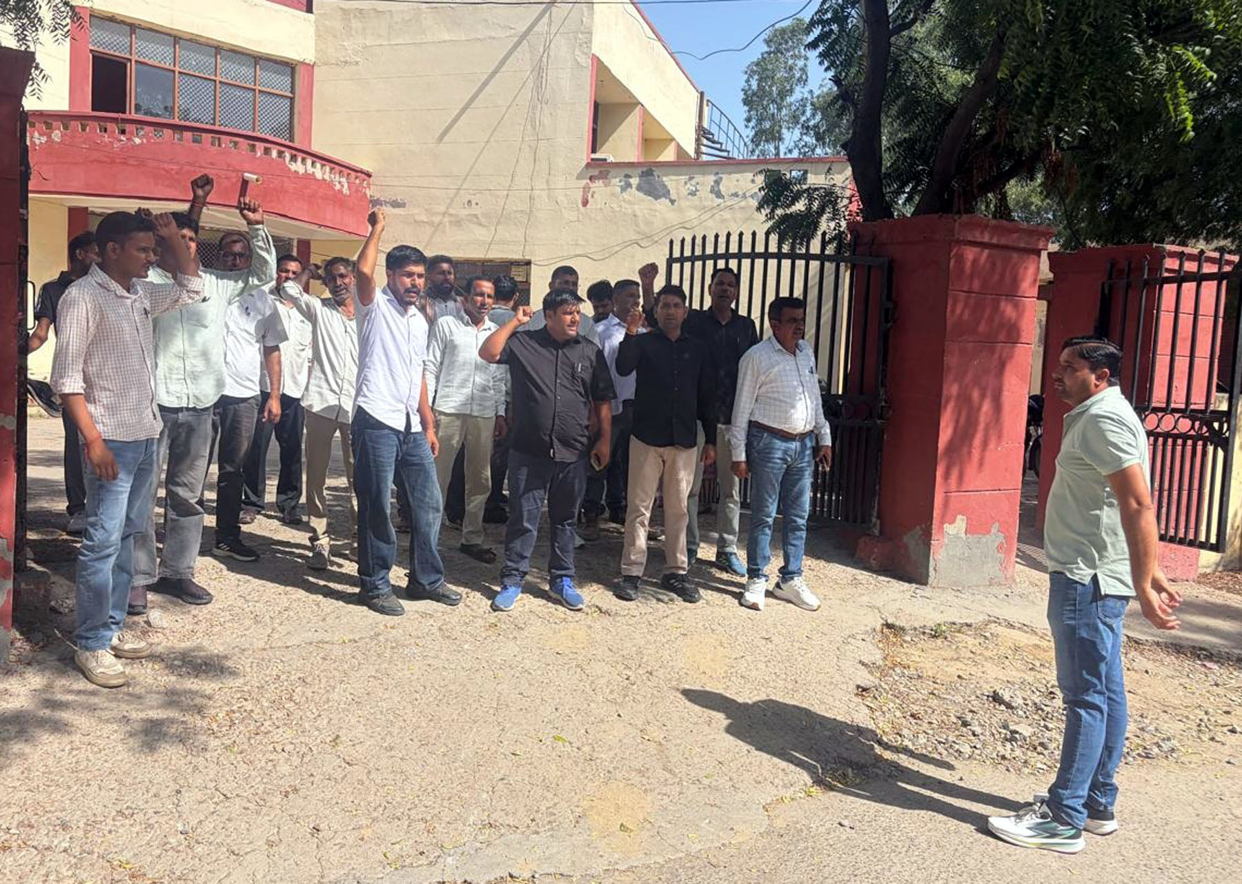 कलायत बिजली कार्यालय परिसर में रोष प्रदर्शन करते कर्मचारी। विज्ञप्ति