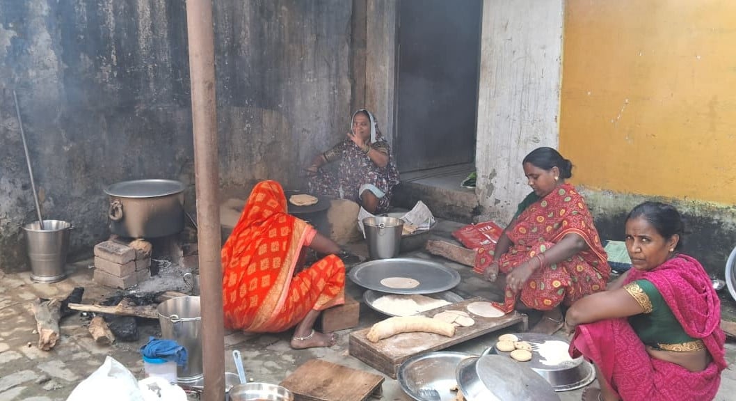 कंपोजिट उच्च प्राथमिकी विद्यालय गदायां अकबरपुर के ऊपर से गुजरा हाईवोल्ट बिजली तार।