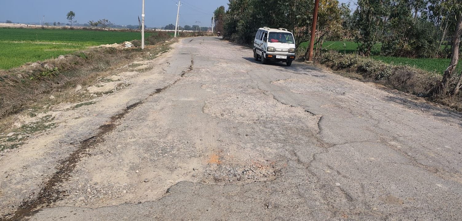 क्षतिग्रस्त व सकरा भुड्डा-अड़ंगापुर मार्ग। संवाद क्षतिग्रस्त व सकरा भुड्डा-अड़ंगापुर मार्ग। संवाद