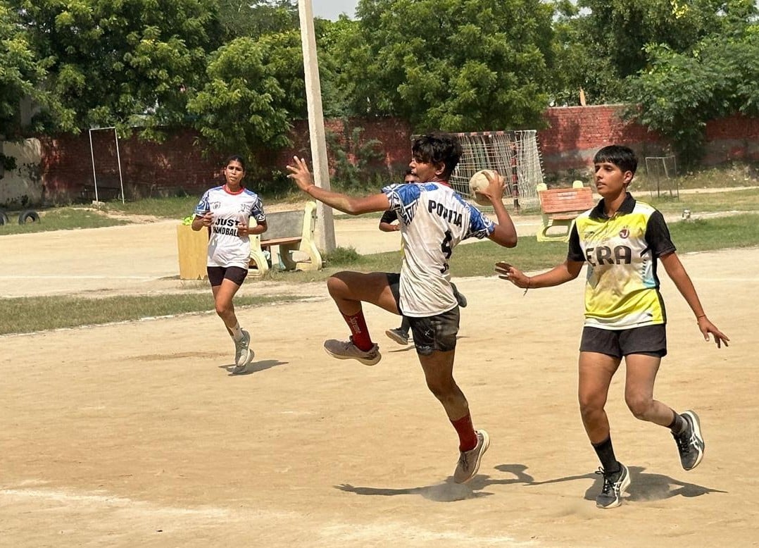 मुख्यातिथि बॉक्सिंग कोच गुरमीत सिंह के साथ विजेता टीम के खिलाड़ी। कोच मुख्यातिथि बॉक्सिंग कोच गुरमीत सिंह के साथ विजेता टीम के खिलाड़ी। कोच