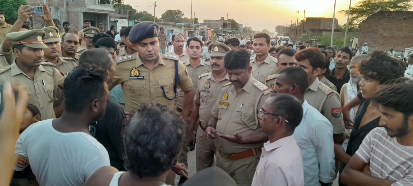 मासूम की मौत के बाद रोते-बिलखते परिजन। संवाद
