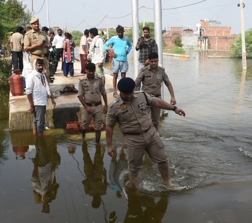मंत्री स्वतंत्र देव सिंह ने बांटा राशन। मंत्री स्वतंत्र देव सिंह ने बांटा राशन।