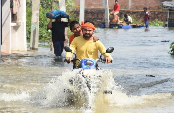 मंत्री स्वतंत्र देव सिंह ने बांटा राशन। मंत्री स्वतंत्र देव सिंह ने बांटा राशन।