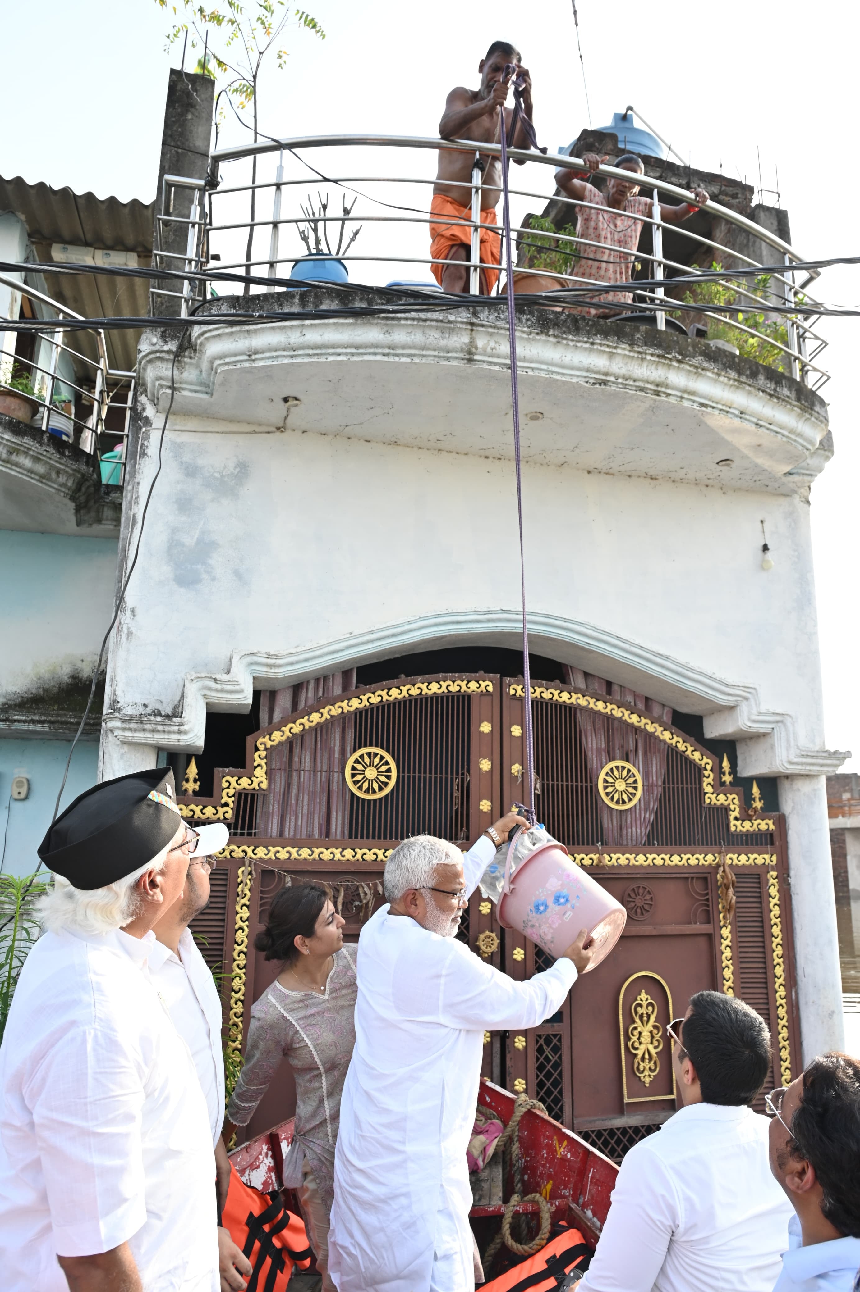 मंत्री स्वतंत्र देव सिंह ने बांटा राशन। मंत्री स्वतंत्र देव सिंह ने बांटा राशन।