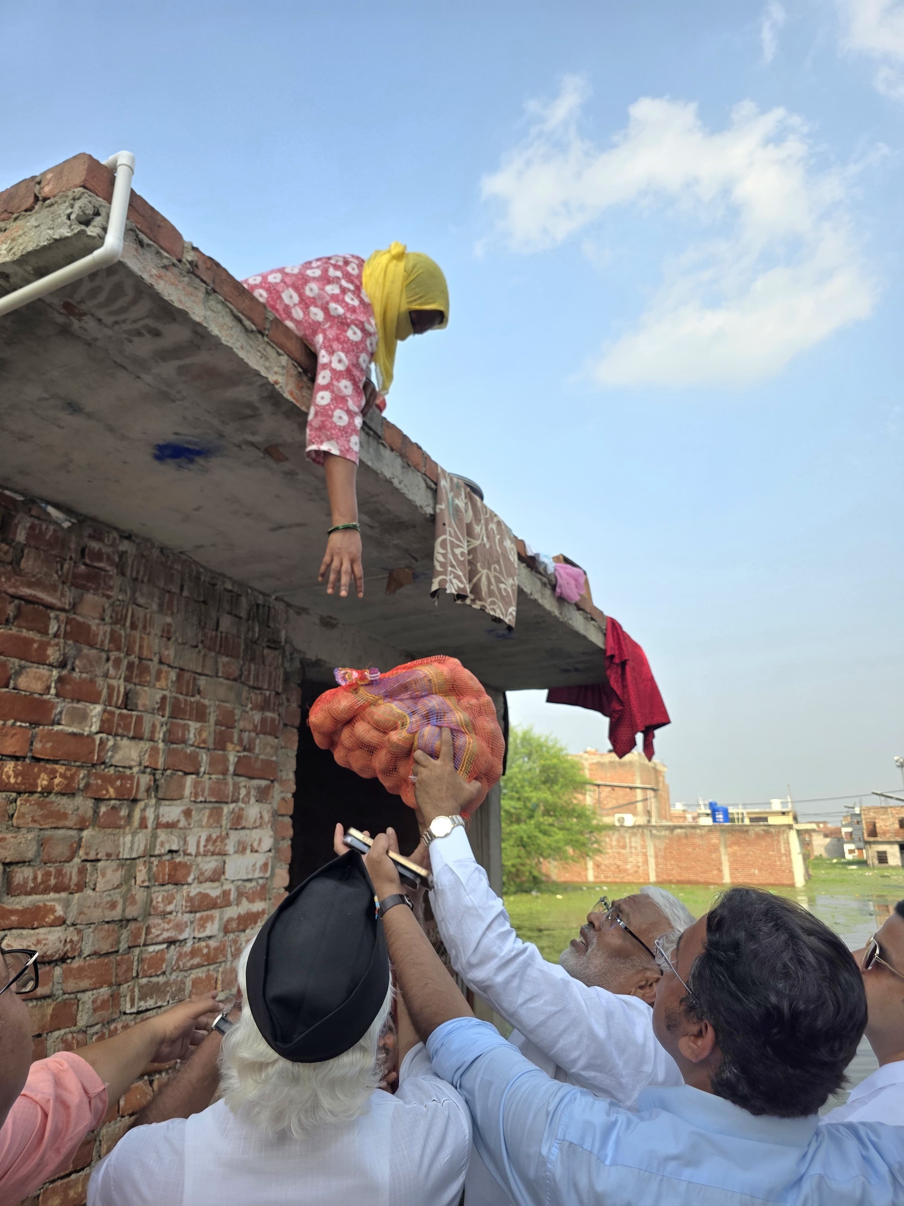 मंत्री स्वतंत्र देव सिंह ने बांटा राशन। मंत्री स्वतंत्र देव सिंह ने बांटा राशन।