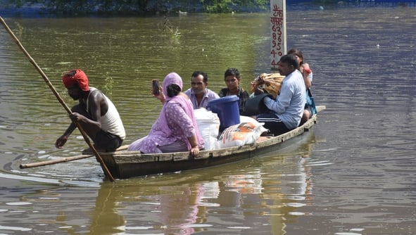 मंत्री स्वतंत्र देव सिंह ने बांटा राशन। मंत्री स्वतंत्र देव सिंह ने बांटा राशन।