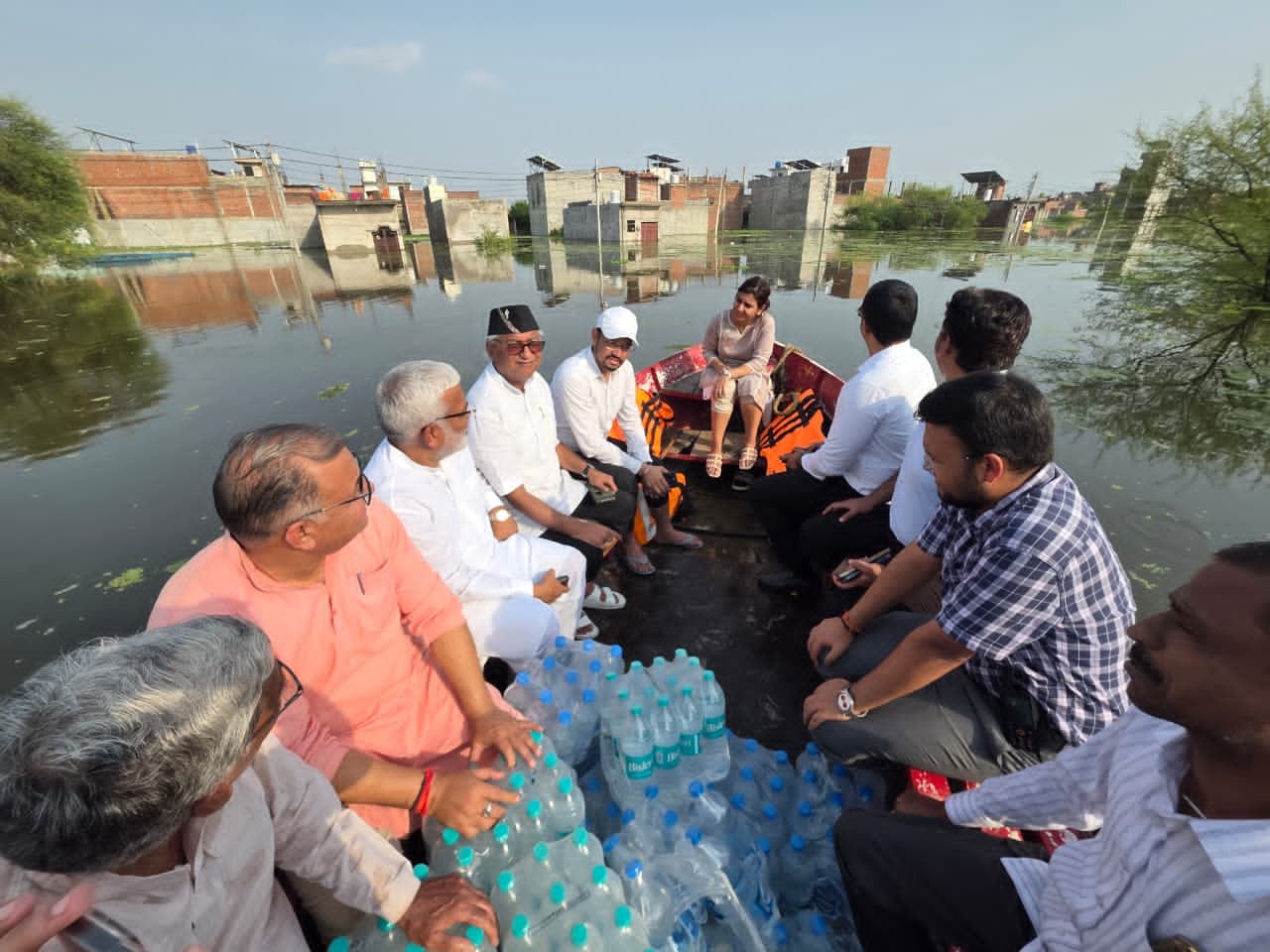 मंत्री स्वतंत्र देव सिंह ने बांटा राशन। मंत्री स्वतंत्र देव सिंह ने बांटा राशन।