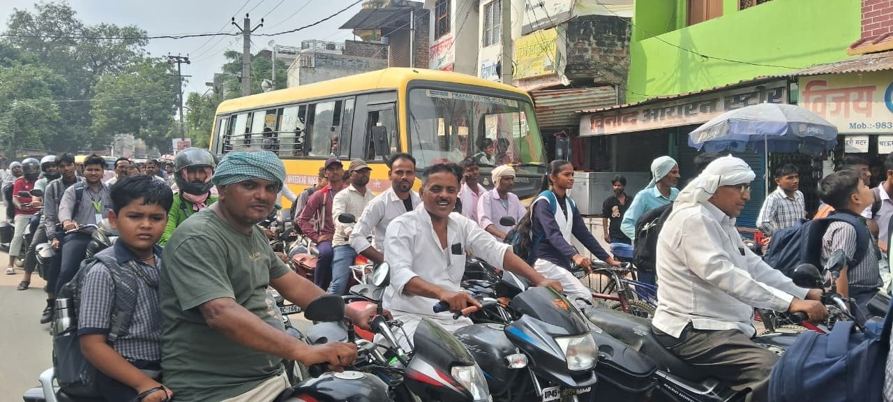 नगर पालिका की पेयजल पाइपलाइन को दुरुस्त करते कर्मचारी। नगर पालिका की पेयजल पाइपलाइन को दुरुस्त करते कर्मचारी।