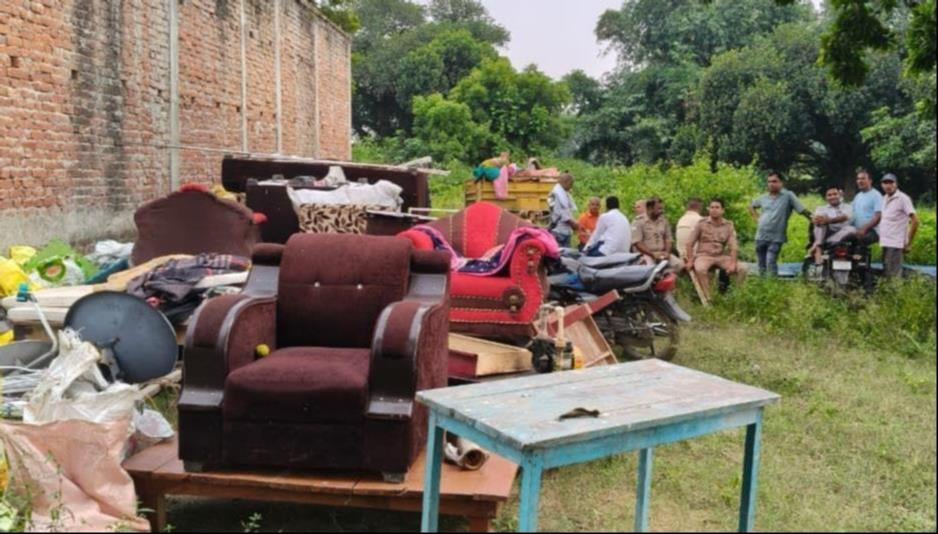 नगवा गांव में अतिक्रमण हटाता बुलडोजर, घरों के बाहर रखा सामान व मौजूद अधिकारी। - संवाद नगवा गांव में अतिक्रमण हटाता बुलडोजर, घरों के बाहर रखा सामान व मौजूद अधिकारी। - संवाद