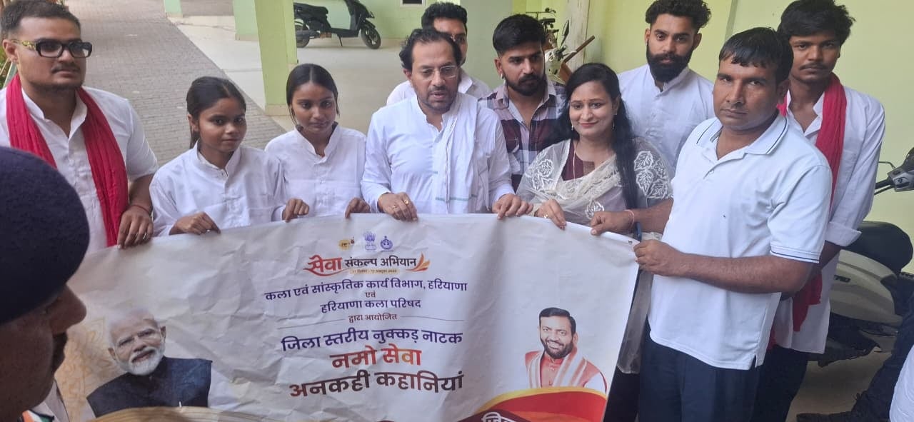 नुक्कड़ नाटक की प्रस्तुति देते कलाकार। स्रोत : सूचना विभाग नुक्कड़ नाटक की प्रस्तुति देते कलाकार। स्रोत : सूचना विभाग