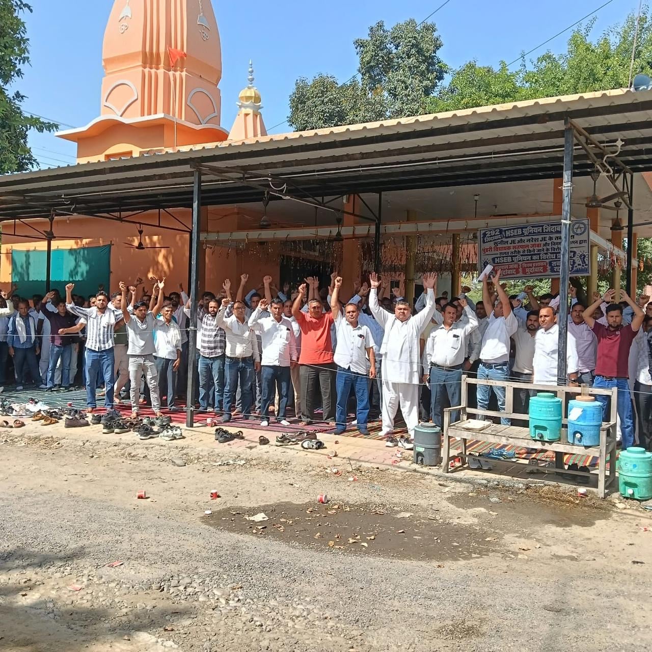 नारेबाजी करते हुए कर्मचारी। संवाद नारेबाजी करते हुए कर्मचारी। संवाद