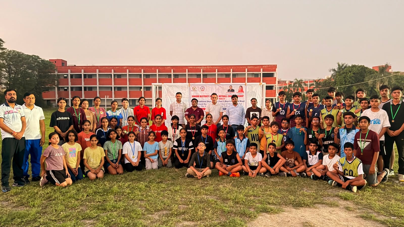 नेटबॉल के विजेता खिलाड़ियों को मेडल देकर सम्मानित करते मुख्यातिथि। कोच नेटबॉल के विजेता खिलाड़ियों को मेडल देकर सम्मानित करते मुख्यातिथि। कोच