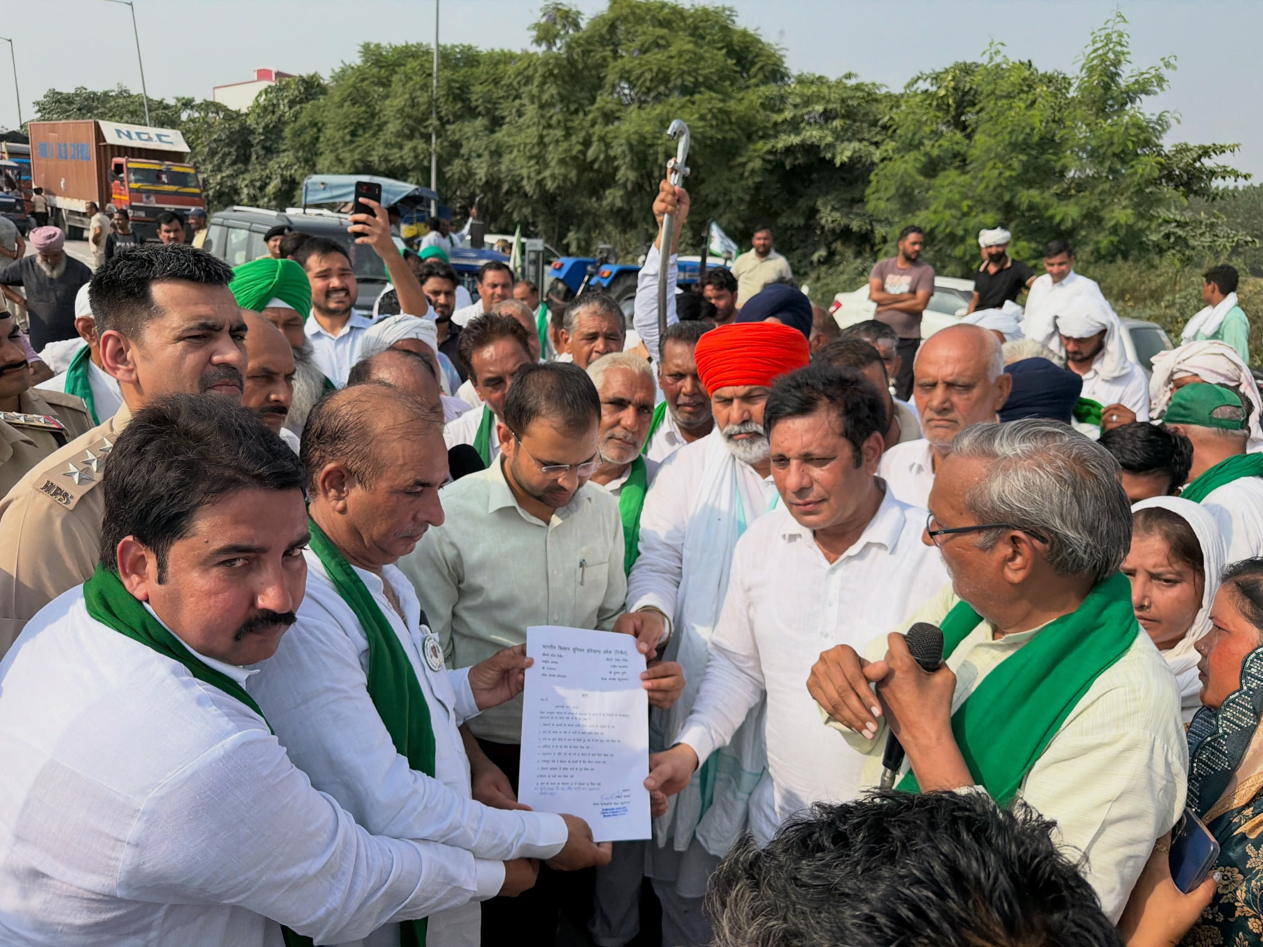 औरंगाबाद में आयोजित महापंचायत में उपस्थित किसान। संवाद औरंगाबाद में आयोजित महापंचायत में उपस्थित किसान। संवाद