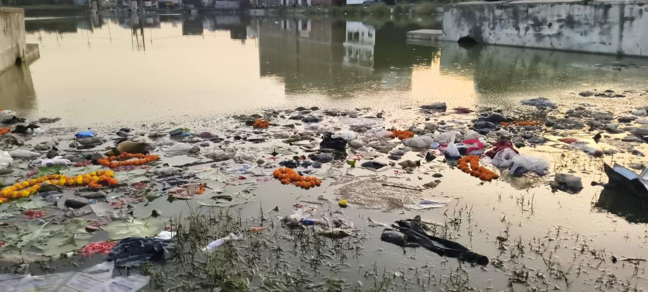 पीडीडीयू नगर में गंदगी से पटा मानसरोवर तालाब घाट। संवाद पीडीडीयू नगर में गंदगी से पटा मानसरोवर तालाब घाट। संवाद
