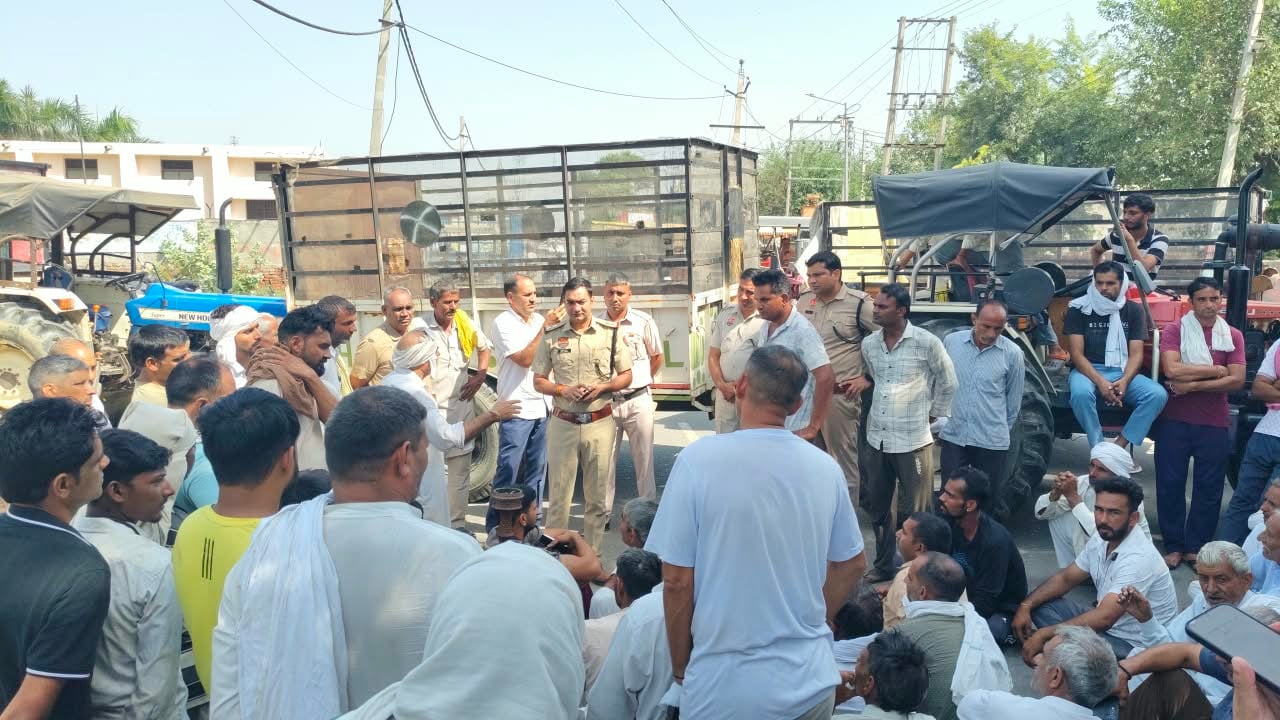 - पूंडरी राजौंद मार्ग पर जाम लगाए किसानों को समझाते पुलिस विभाग के अधिकारी। किसान