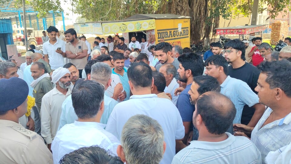 - पूंडरी राजौंद मार्ग पर जाम लगाए किसानों को समझाते पुलिस विभाग के अधिकारी। किसान