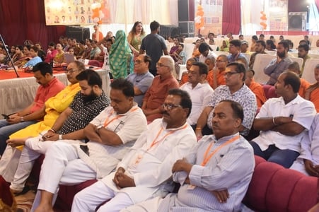 पक्का पुल स्थित प्राचीन लेटे हनुमान मंदिर में श्रीराम कथा सुनाते स्वामी विष्णु दास महाराज और मौ पक्का पुल स्थित प्राचीन लेटे हनुमान मंदिर में श्रीराम कथा सुनाते स्वामी विष्णु दास महाराज और मौ