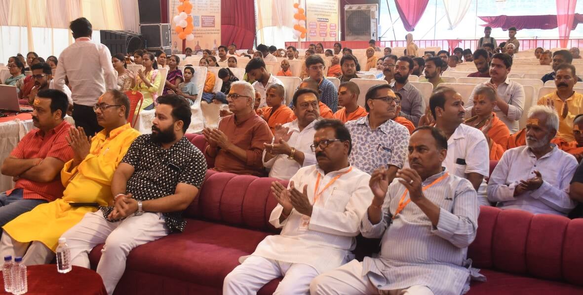 पक्का पुल स्थित प्राचीन लेटे हनुमान मंदिर में श्रीराम कथा सुनाते स्वामी विष्णु दास महाराज और मौ पक्का पुल स्थित प्राचीन लेटे हनुमान मंदिर में श्रीराम कथा सुनाते स्वामी विष्णु दास महाराज और मौ