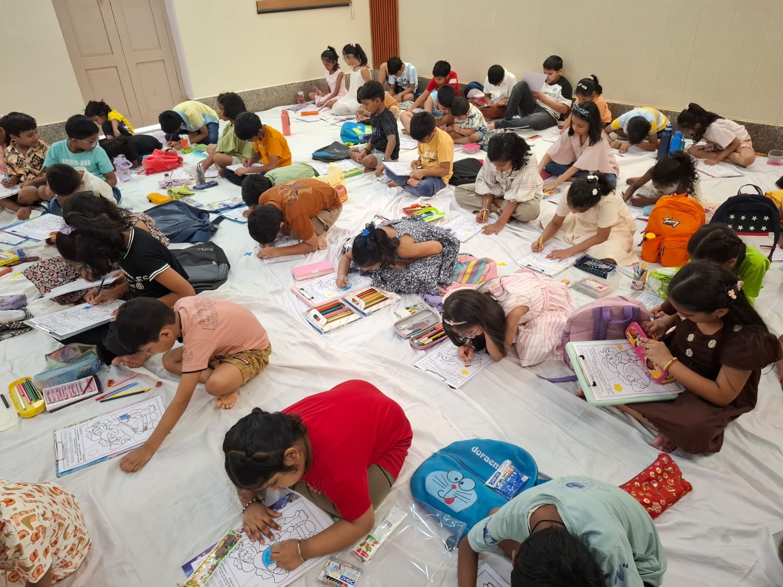 प्रतियोगिता में अव्वल स्थान पाने वाले बच्चों के साथ समिति के सदस्य व अविभावक, स्रोत संस्था प्रतियोगिता में अव्वल स्थान पाने वाले बच्चों के साथ समिति के सदस्य व अविभावक, स्रोत संस्था