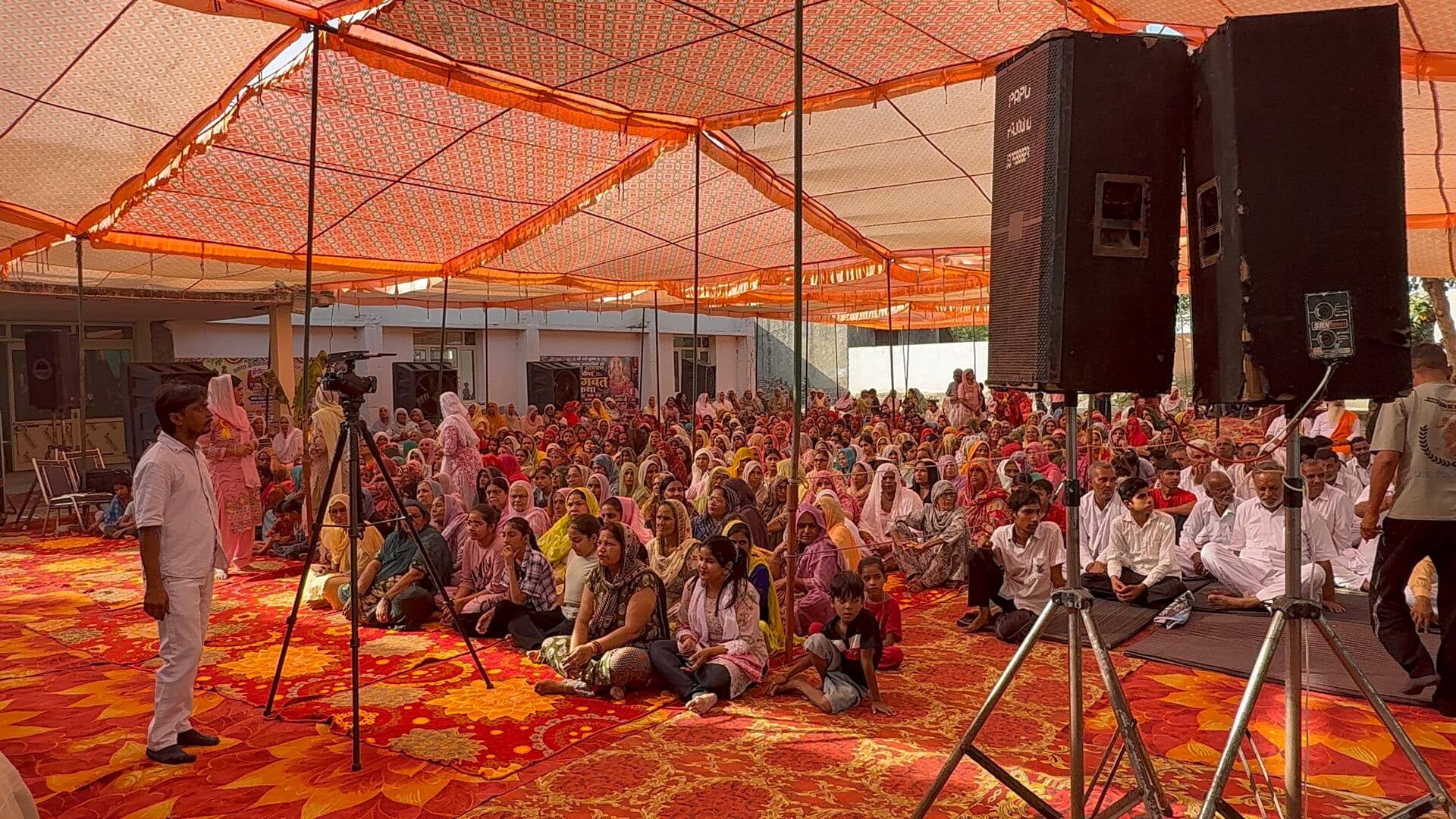 राजौंद के दुर्गा मंदिर में श्रीमद्भागवत कथा के तीसरे दिन कथा का श्रवण करतेव श्रद्धालु।