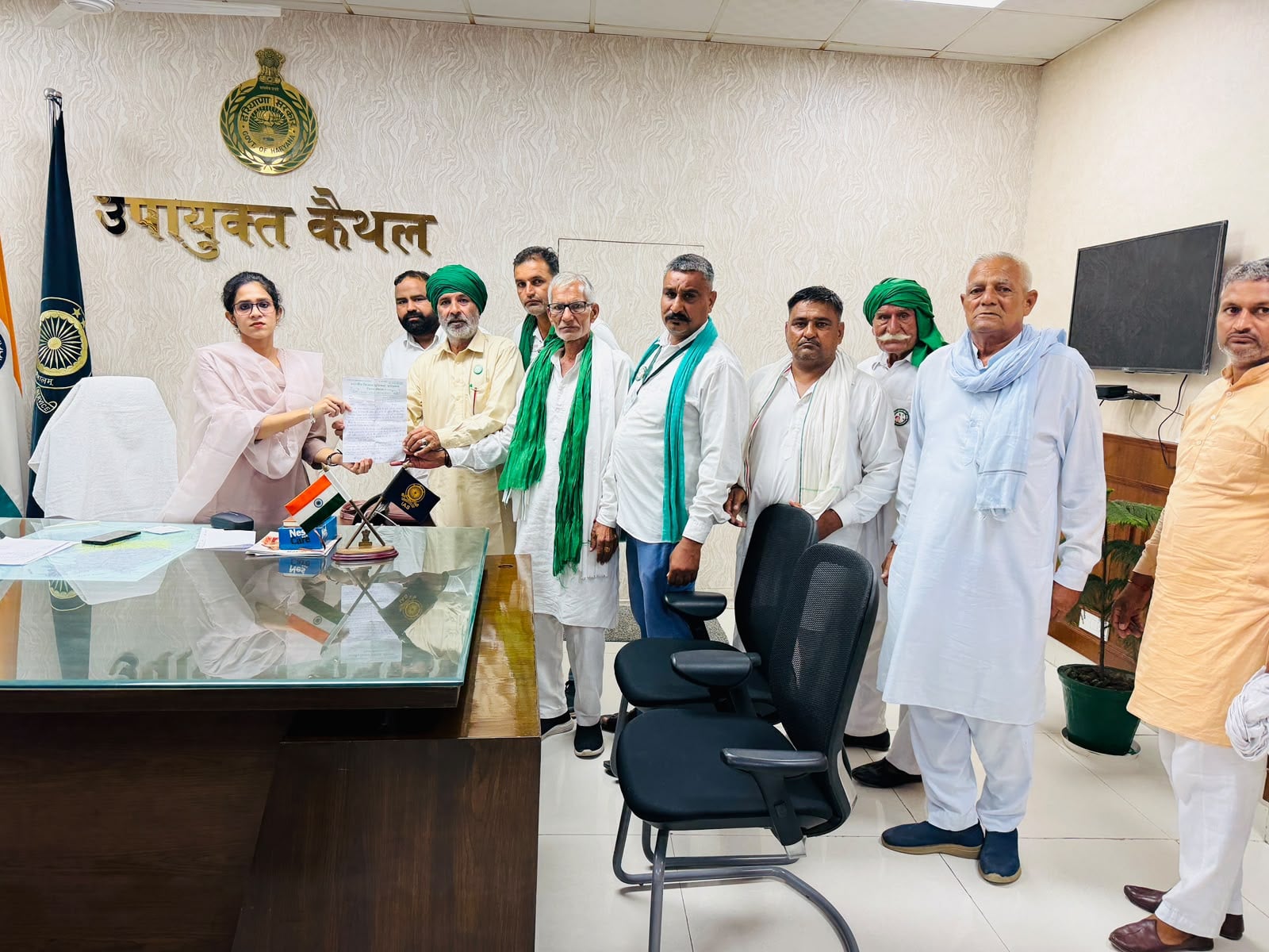 राजौंद में किसानों की समस्याओं को लेकर डीसी अपराजिता से मुलाकात करते किसान यूनियन के पदाधिकारी राजौंद में किसानों की समस्याओं को लेकर डीसी अपराजिता से मुलाकात करते किसान यूनियन के पदाधिकारी