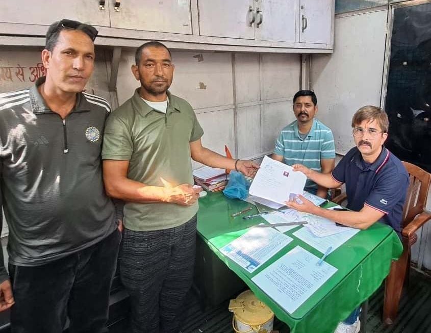 रामपुर ऑटो ऑपरेटर यूनियन चुनाव को लेकर प्रधान पद के लिए नामांकन भरते ओम प्रकाश। स्रोत : यूनियन