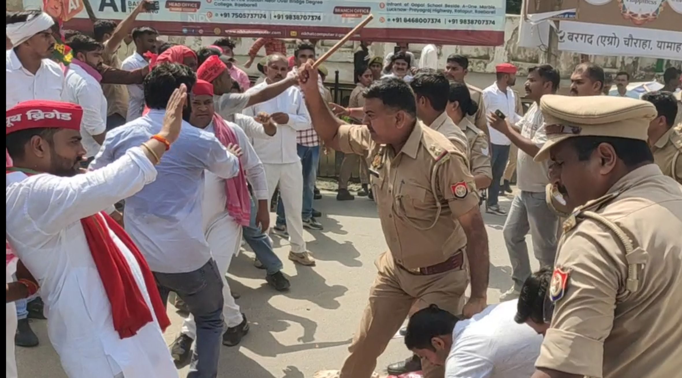 रायबरेली में डिग्री कॉलेज चौराहा पर पुतला जलाए जाने को हुई नोकझोंक के दौरान सपाई को लाठी मारते रायबरेली में डिग्री कॉलेज चौराहा पर पुतला जलाए जाने को हुई नोकझोंक के दौरान सपाई को लाठी मारते