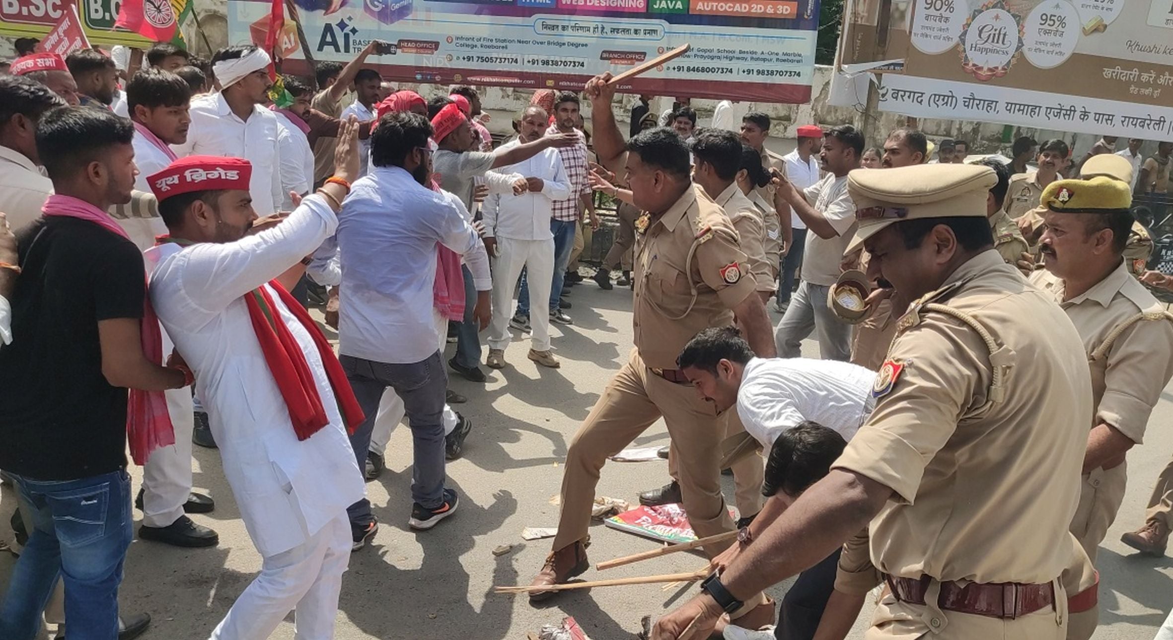 रायबरेली में डिग्री कॉलेज चौराहा पर पुतला जलाए जाने को हुई नोकझोंक के दौरान सपाई को लाठी मारते रायबरेली में डिग्री कॉलेज चौराहा पर पुतला जलाए जाने को हुई नोकझोंक के दौरान सपाई को लाठी मारते