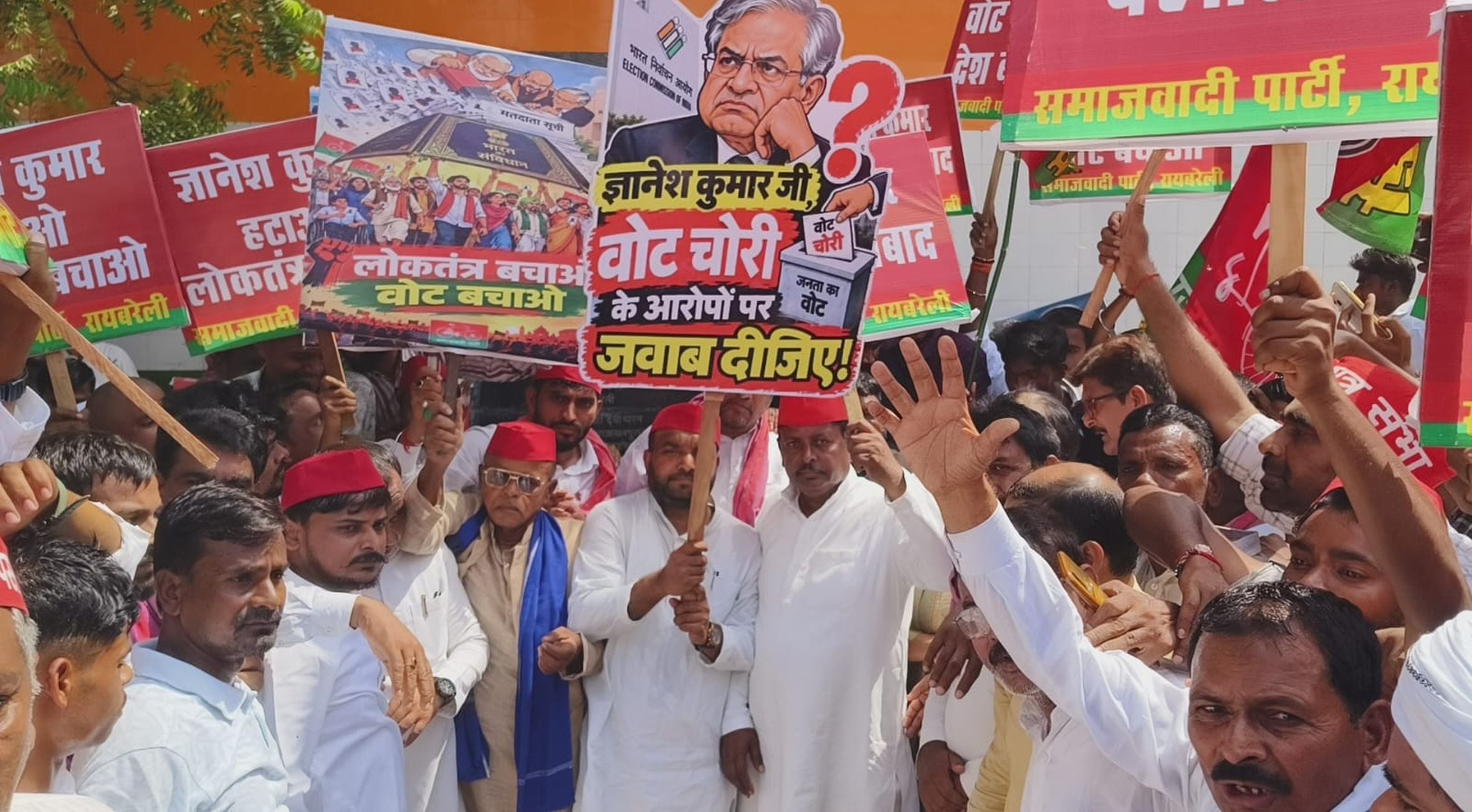 रायबरेली में डिग्री कॉलेज चौराहा पर पुतला जलाए जाने को हुई नोकझोंक के दौरान सपाई को लाठी मारते रायबरेली में डिग्री कॉलेज चौराहा पर पुतला जलाए जाने को हुई नोकझोंक के दौरान सपाई को लाठी मारते