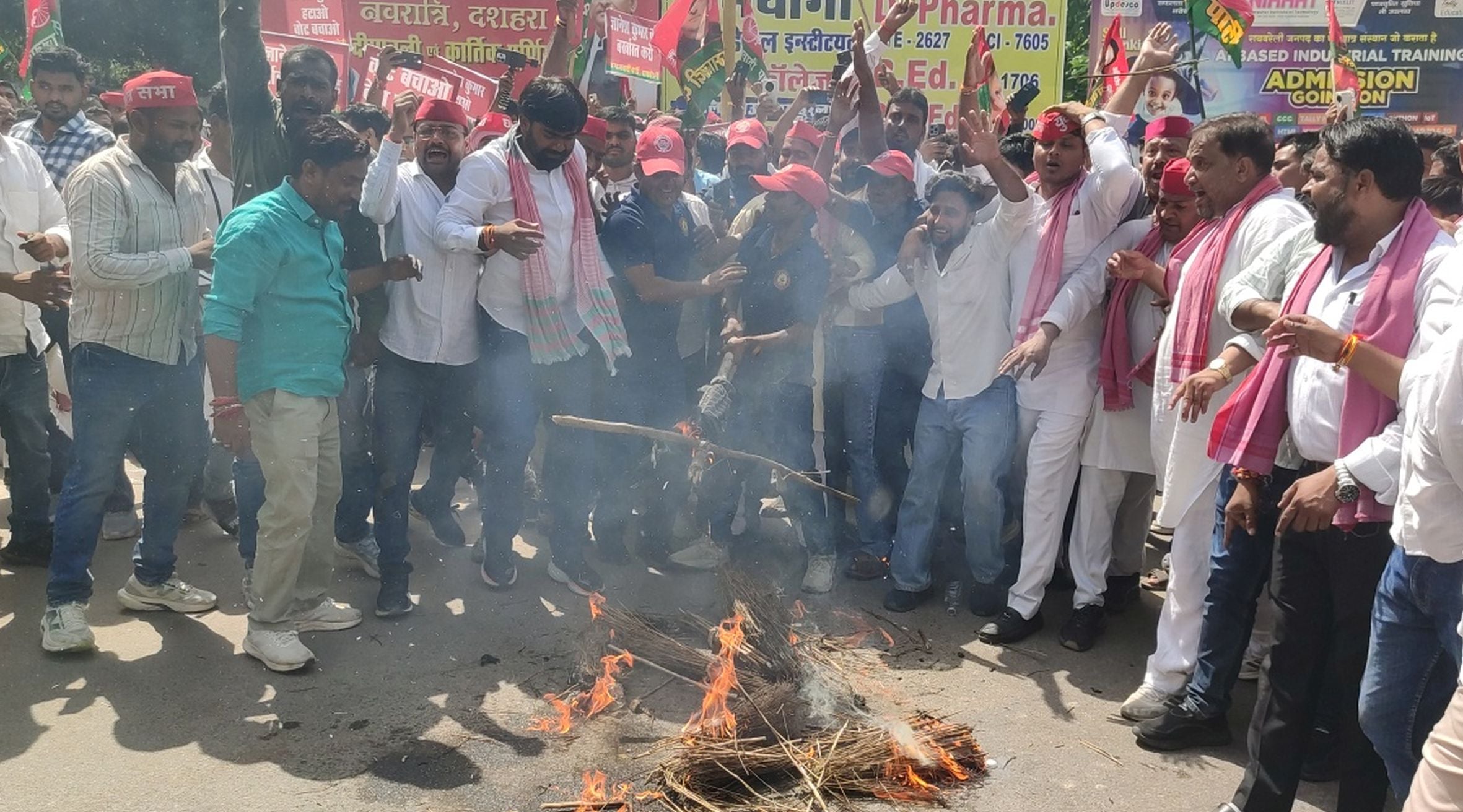 रायबरेली में डिग्री कॉलेज चौराहा पर पुतला जलाए जाने को हुई नोकझोंक के दौरान सपाई को लाठी मारते रायबरेली में डिग्री कॉलेज चौराहा पर पुतला जलाए जाने को हुई नोकझोंक के दौरान सपाई को लाठी मारते