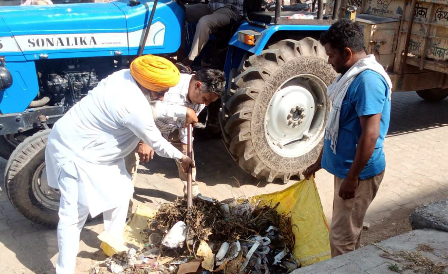 सडक़ किनारे पड़े कचरे को उठाते हुए महेंद्र सिंह चीमा।
